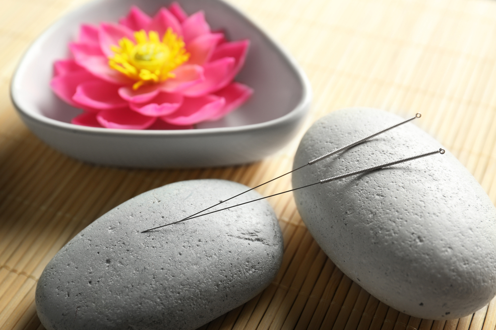 Acupuncture,Needles,With,Stones,On,Bamboo,Mat
